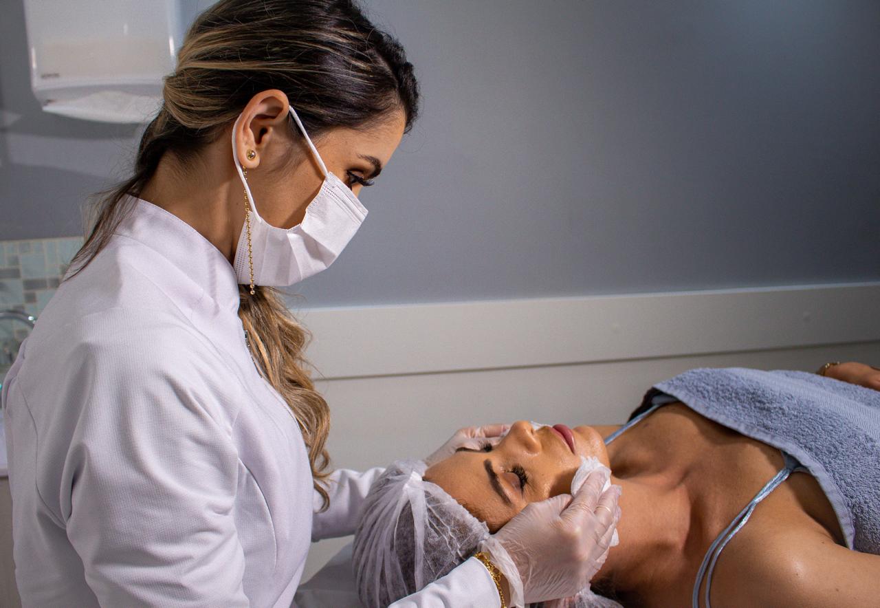 Geane realizando tratamento facial